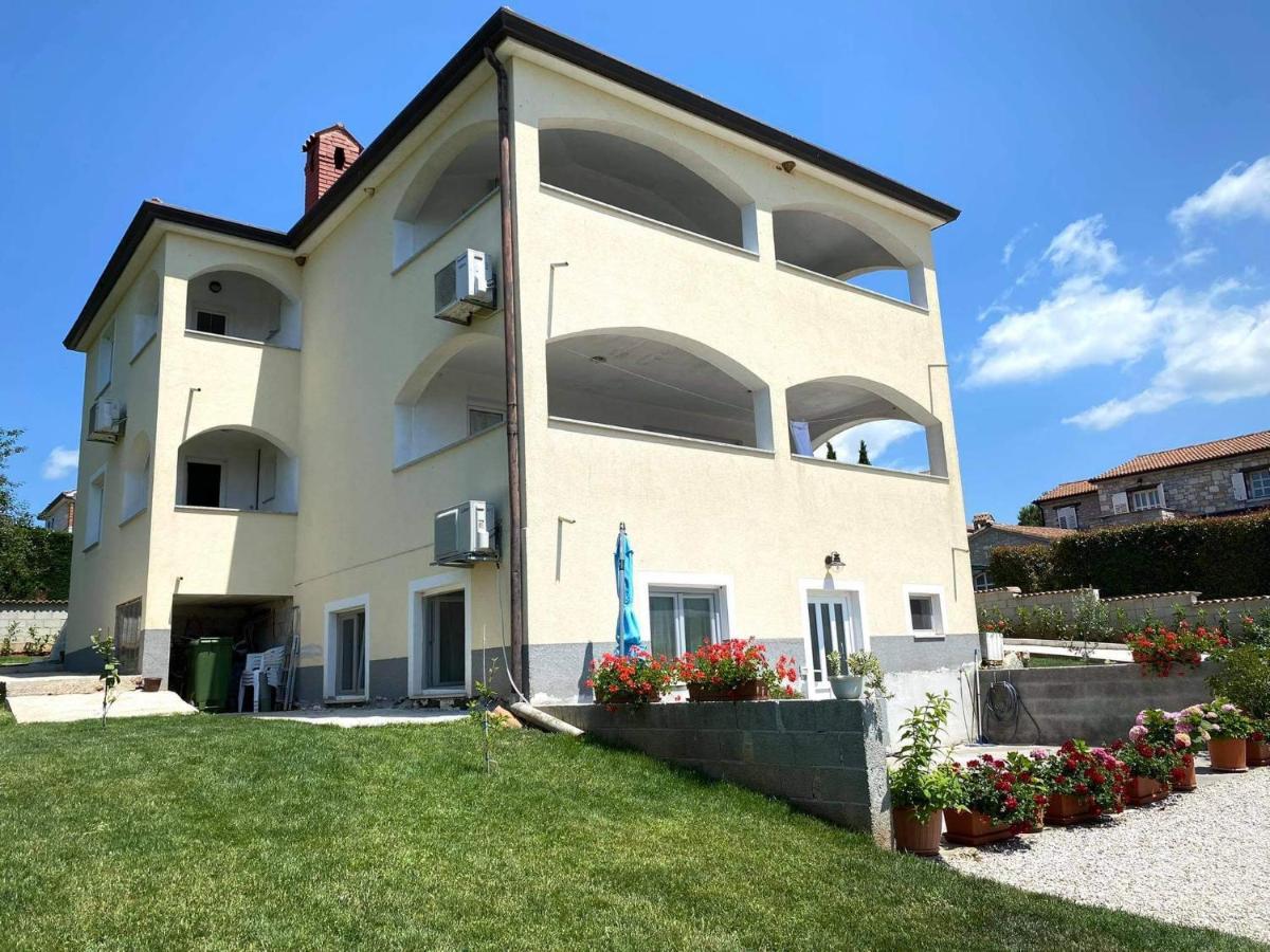 Apartman Luna Sveti Lovreč Pazenatički Exteriör bild