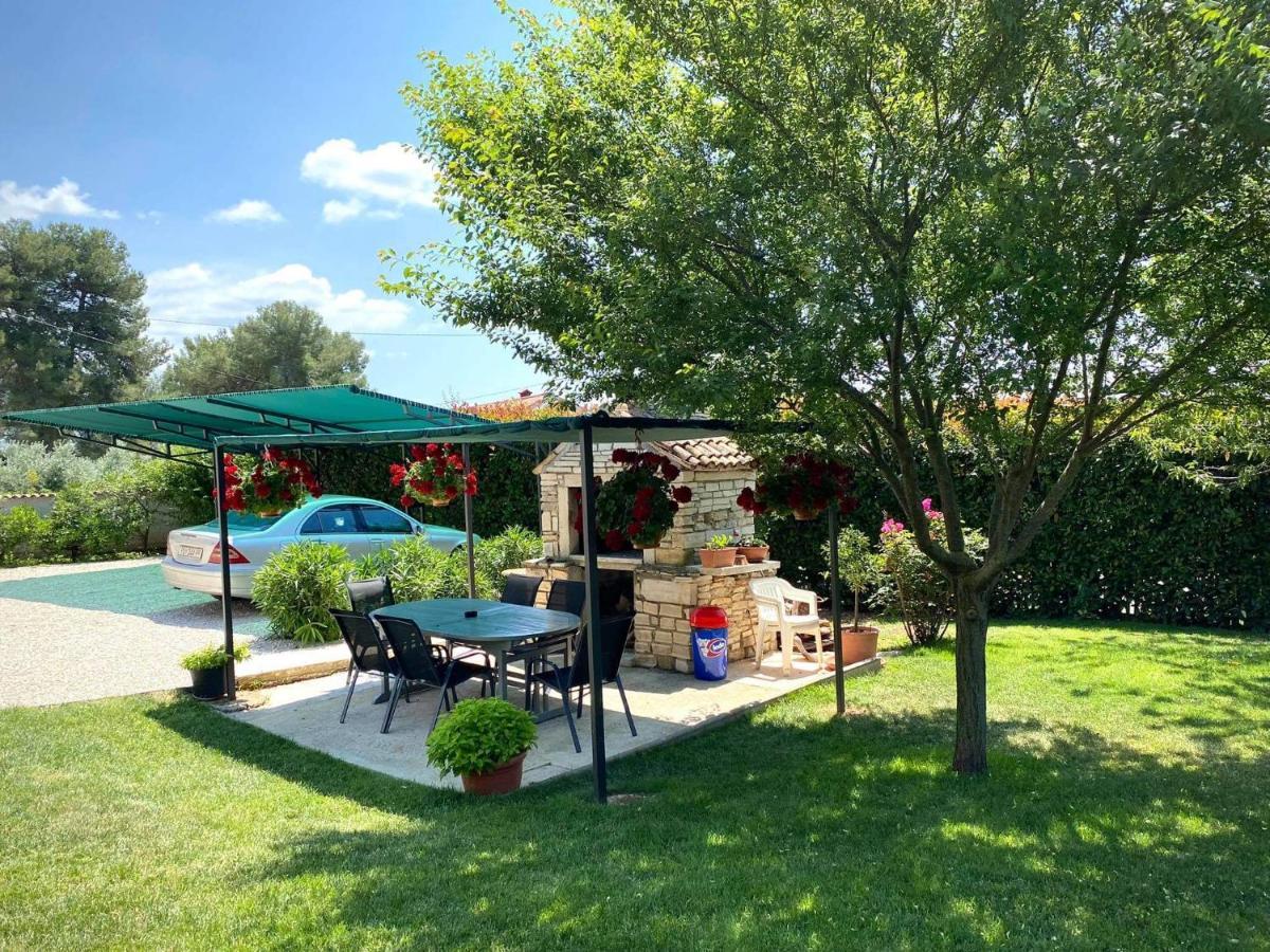 Apartman Luna Sveti Lovreč Pazenatički Exteriör bild