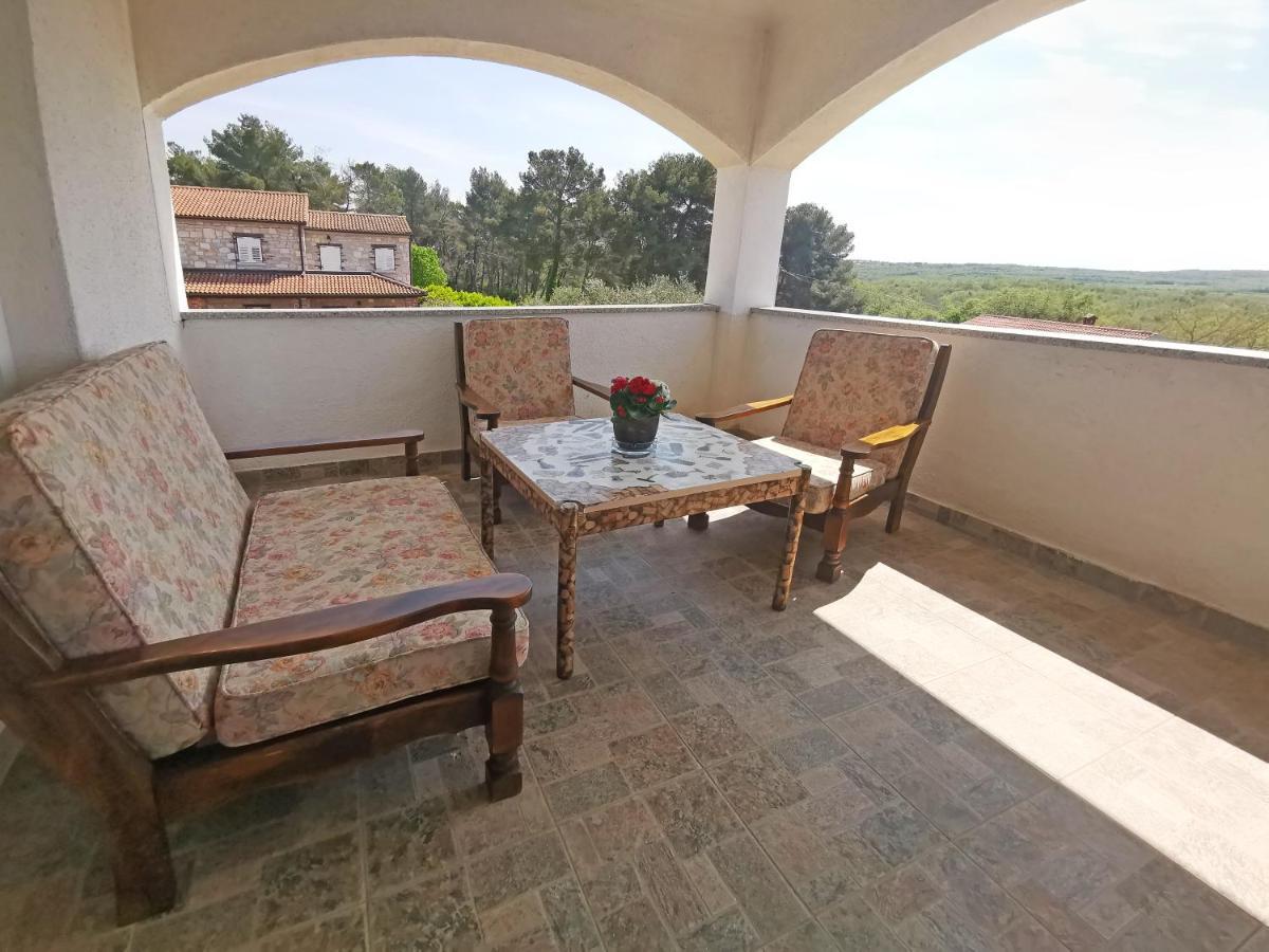 Apartman Luna Sveti Lovreč Pazenatički Exteriör bild
