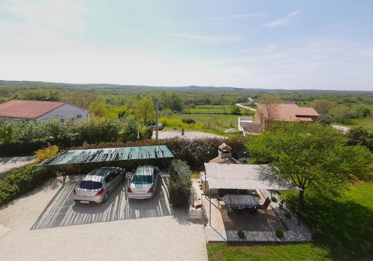 Apartman Luna Sveti Lovreč Pazenatički Exteriör bild