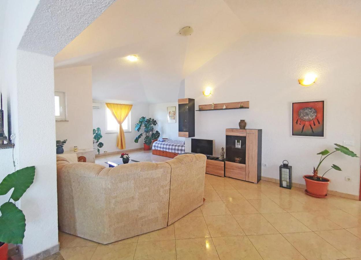 Apartman Luna Sveti Lovreč Pazenatički Exteriör bild