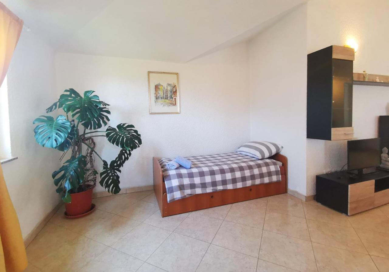 Apartman Luna Sveti Lovreč Pazenatički Exteriör bild